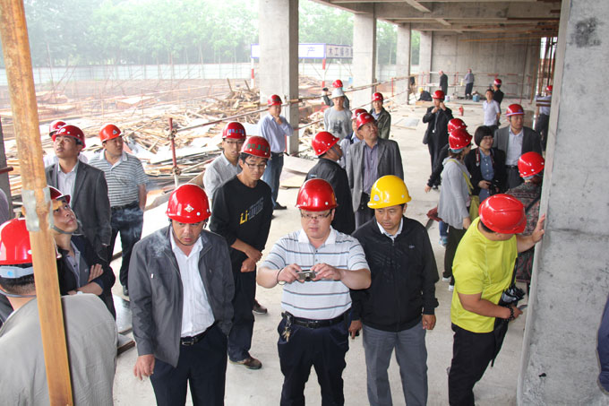 潍坊市第二建筑工程公司组织开展施工过现场管理观摩点评活动观摩现场